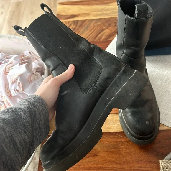 Black boots - Picture 2 of 3